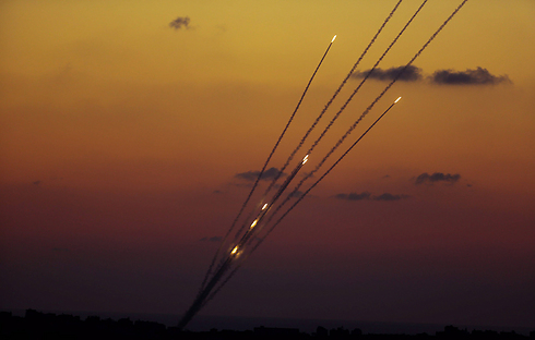 Cohetes palestinos lanzados desde la Franja de Gaza contra Israel, ayer. 