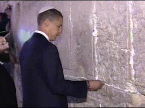 Queda demostrada una vez más la eficacia del Kotel. Obama coloca el papelito con su deseo en el Muro de los Lamentos.