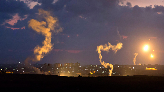 Gaza anoche, bajo el ataque combinado israelí, por tierra, aire y mar.