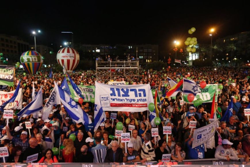 Manifestación de la izquierda israelí. Banderas que faltan.